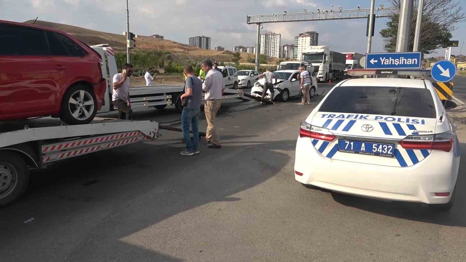 Kırıkkale&rsquo;de iki otomobil &ccedil;arpıştı: 3 yaralı
