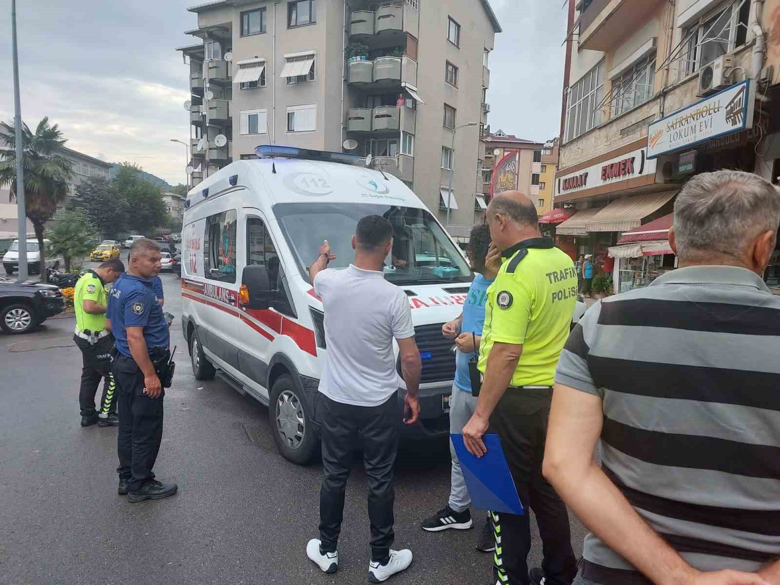 Otomobile &ccedil;arpmamak isterken kaza yaptı: 2 yaralı
