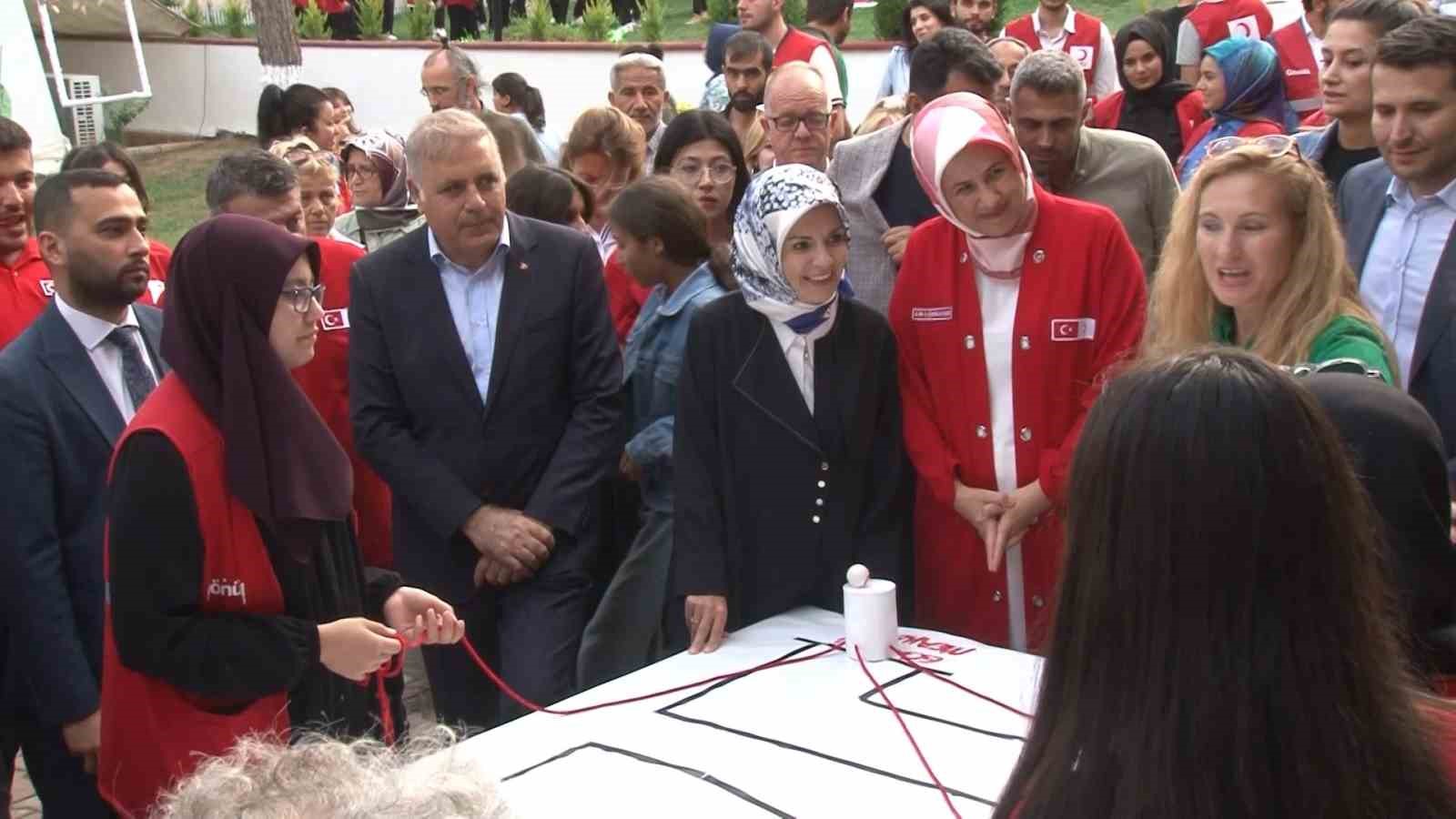 Bakan Göktaş, Heybeliada’da Kızılay Gençlik Kampı’nın ’Veda Sokağı’ etkinliğine katıldı 