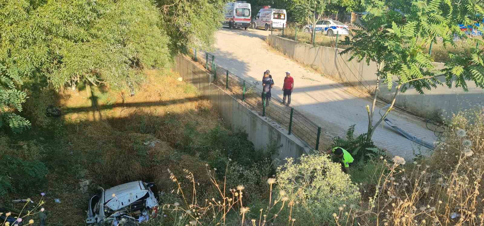 Burdur&rsquo;da otomobil dereye u&ccedil;tu, 2&rsquo;si ağır 4 kişi yaralandı.
