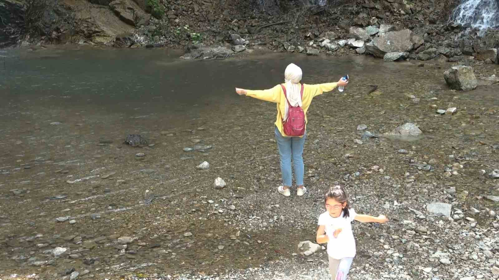 Buz gibi suları ve serinleten havasıyla &Ccedil;ağlayandibi Şelalesi ziyaret&ccedil;ilerini bekliyor
