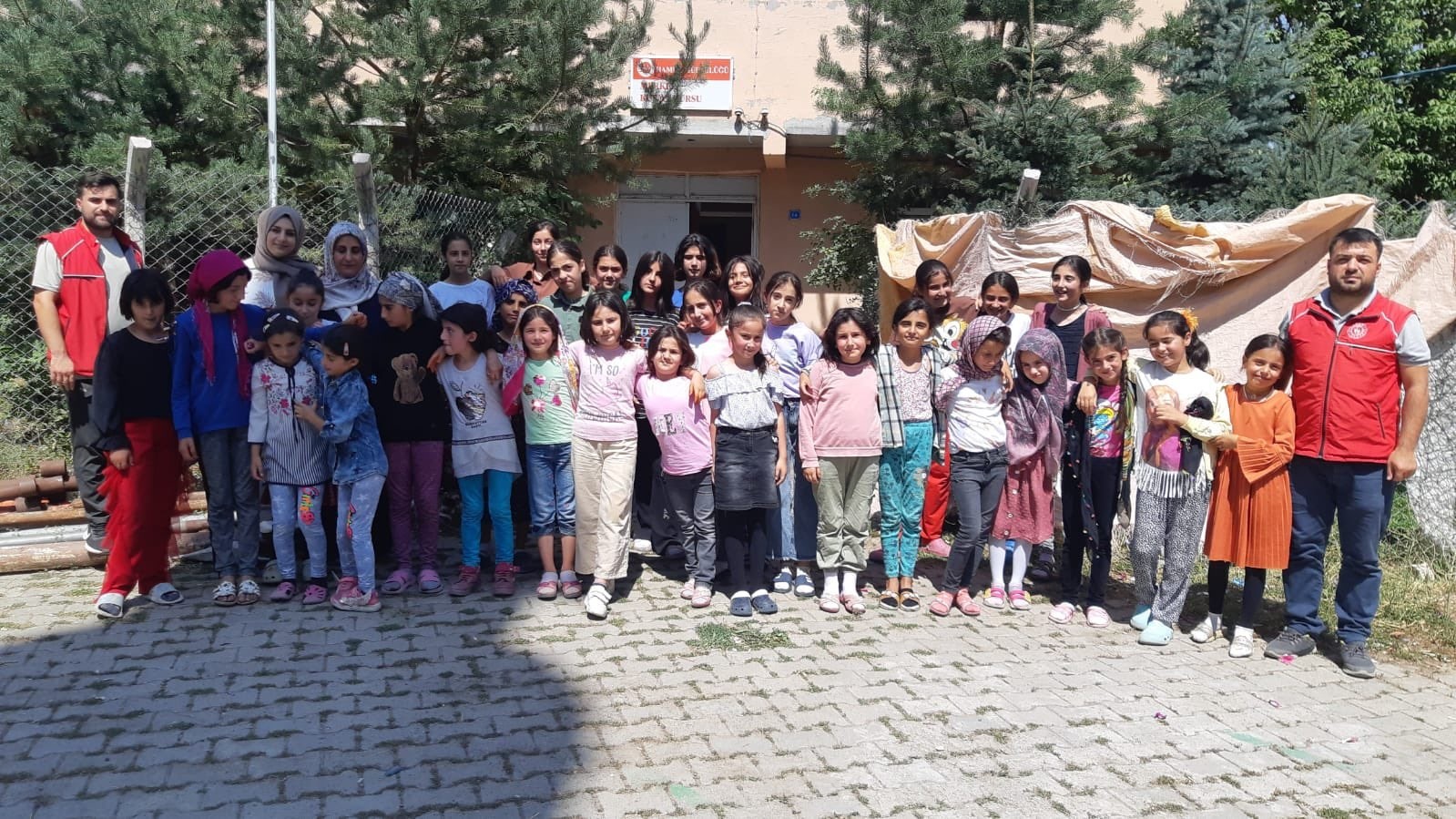 Hamur Kaymakamı Yıldırım, Yukarı G&ouml;zl&uuml;ce K&ouml;y&uuml;&rsquo;nde incelemelerde bulundu
