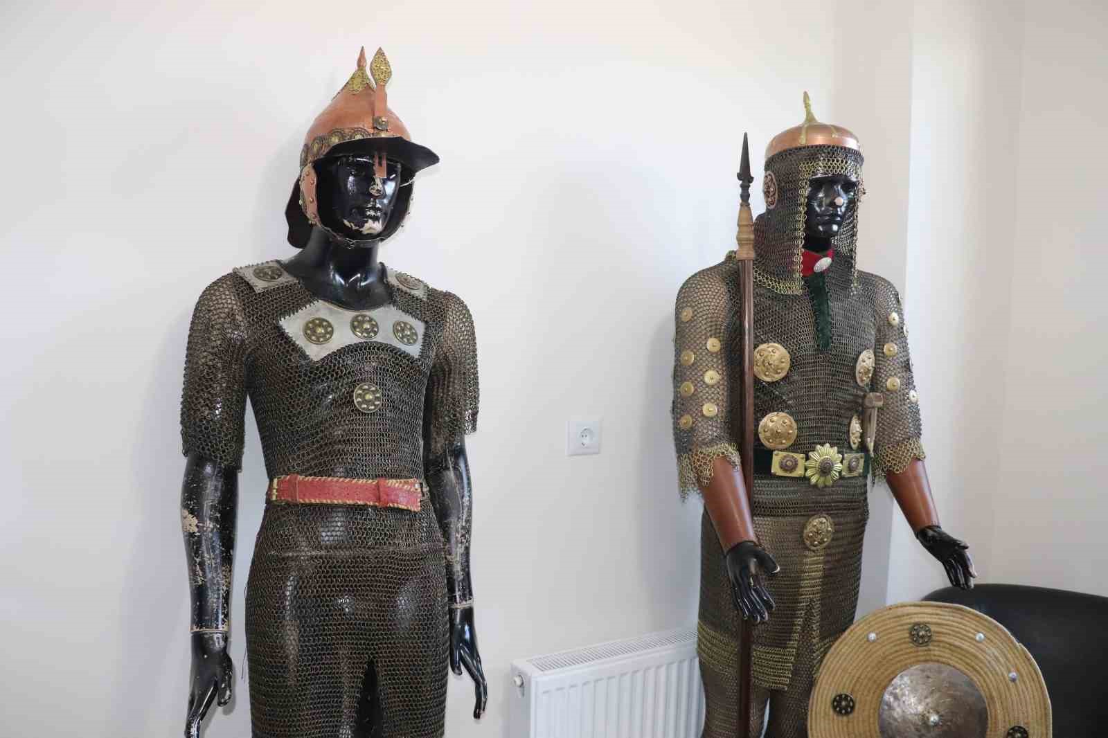 Hobi olarak savaş zırhı yapıyor, talepleri ise geri çeviriyor