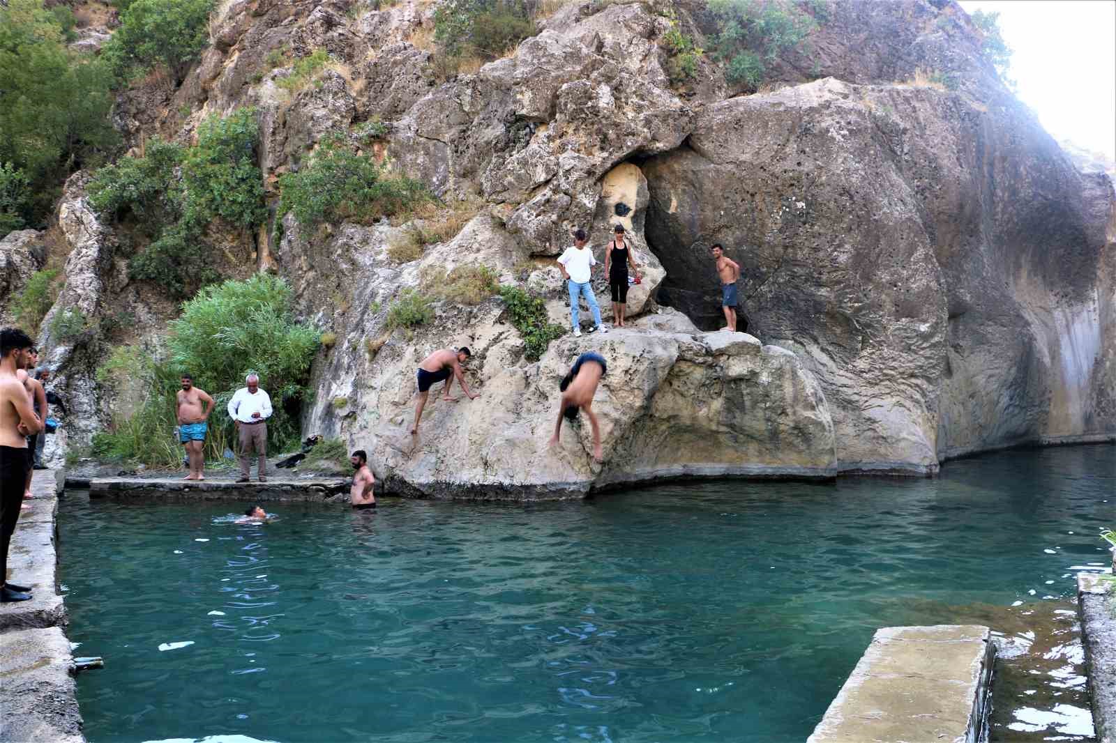 Kayaların arasından &ccedil;ıkan buz gibi &lsquo;Aynkebir&rsquo; suyu, ihtişamıyla g&ouml;z kamaştırıyor
