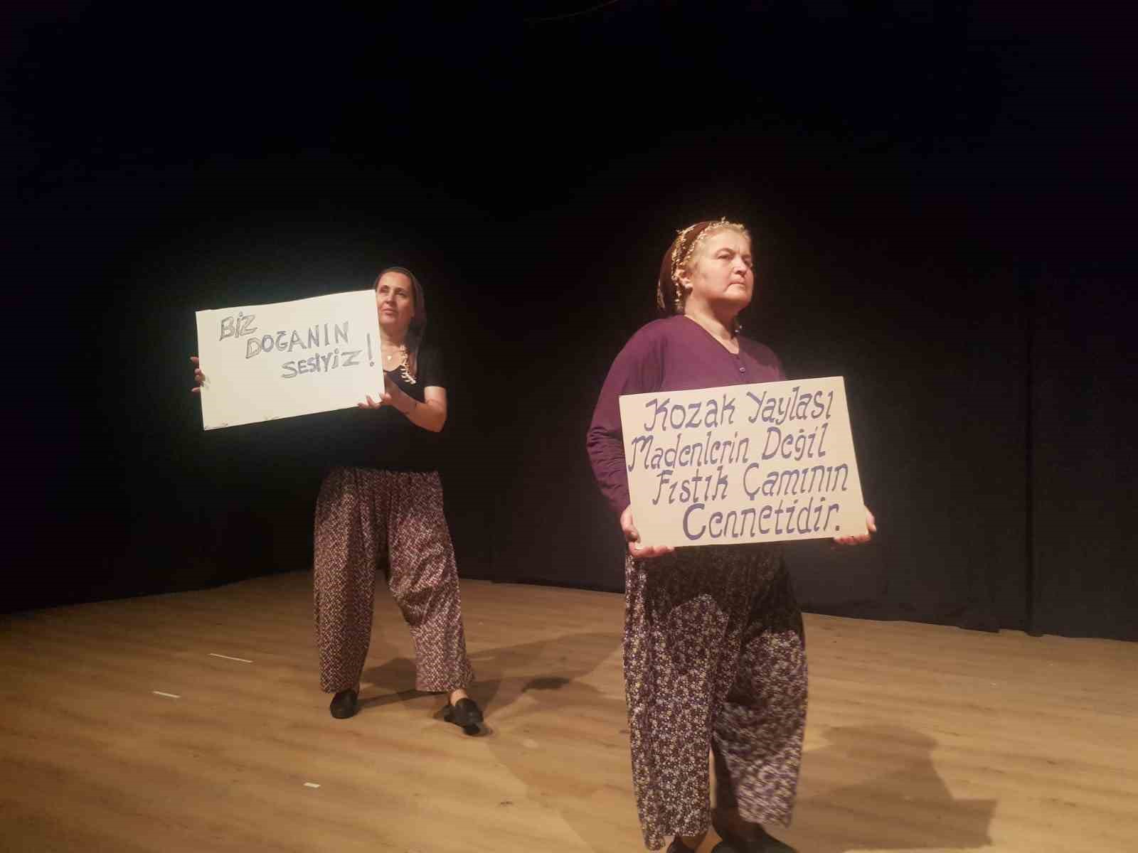 Bergamalı köylü kadınlardan tiyatro gösterisi