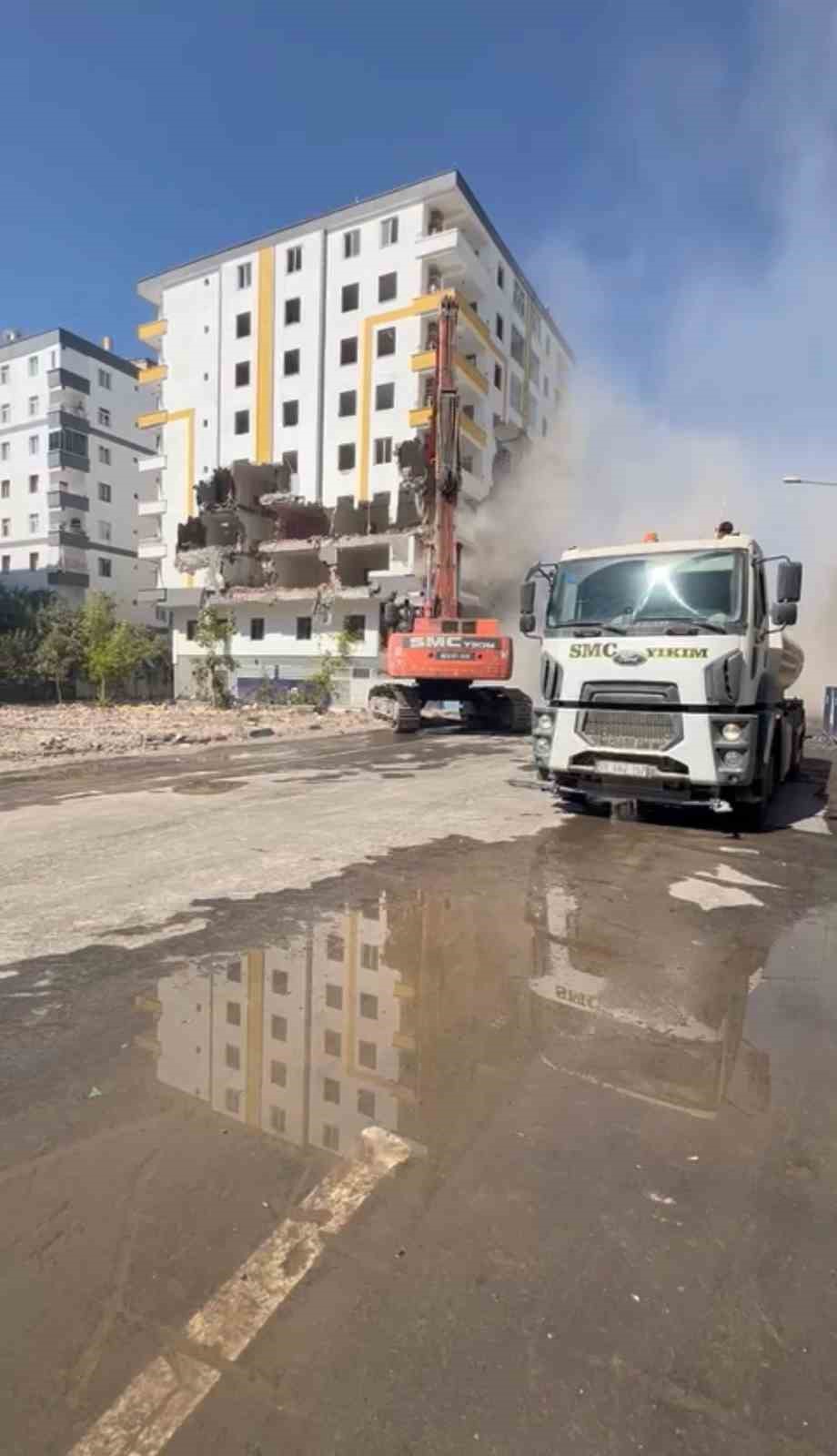 Diyarbakır’da ağır hasarlı bina yıkım sırasında aniden çöktü
