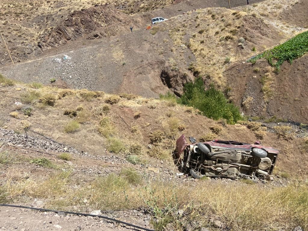 Otomobil şarampole devrildi: 4 yaralı
