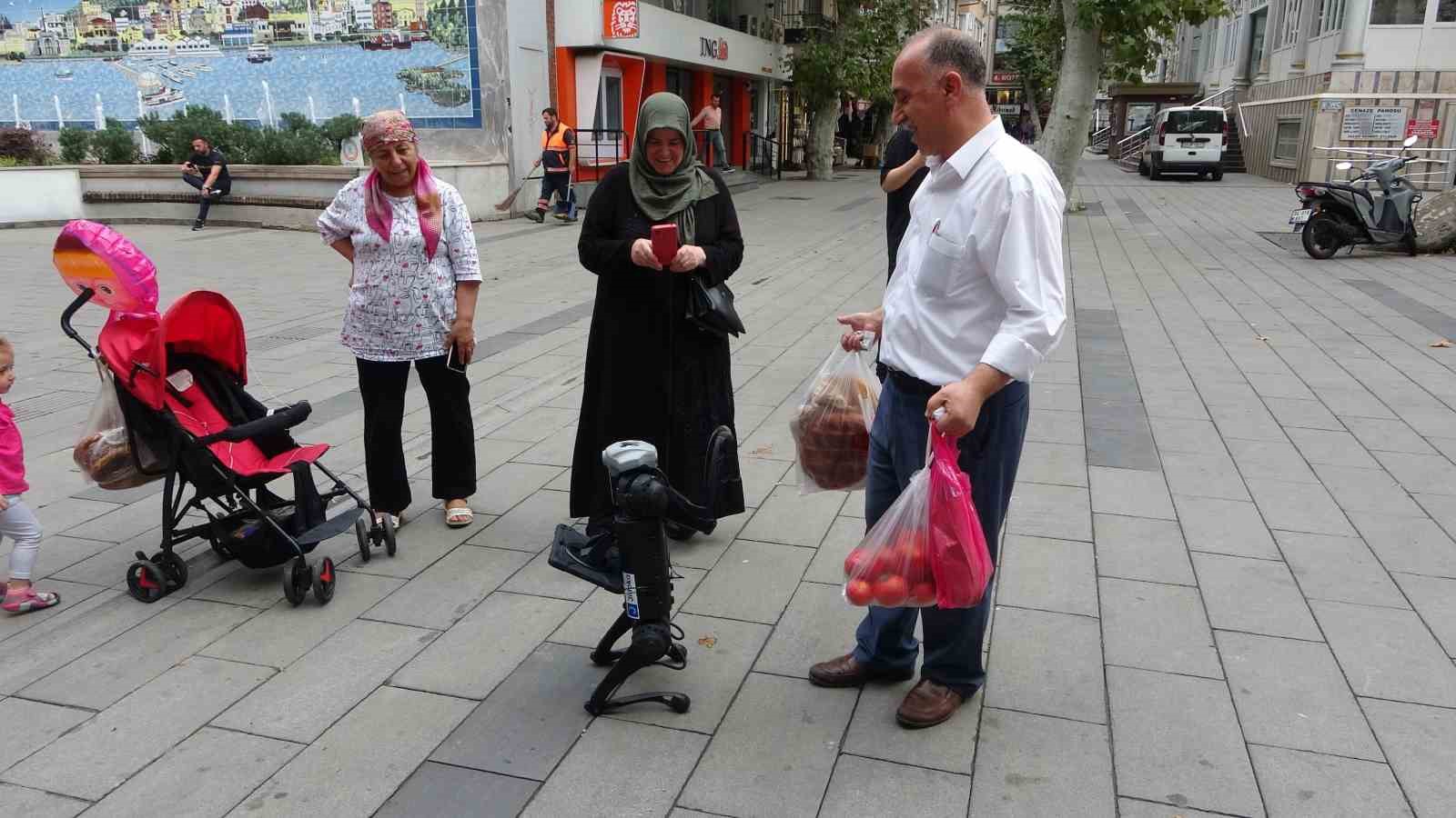 Sokakta gezen robot k&ouml;peğe vatandaştan simit-&ccedil;ay ikramı
