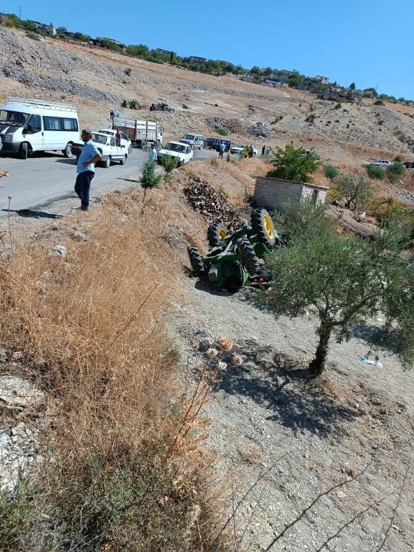 Traktör şarampole devrildi: 1’i ağır 8 yaralı