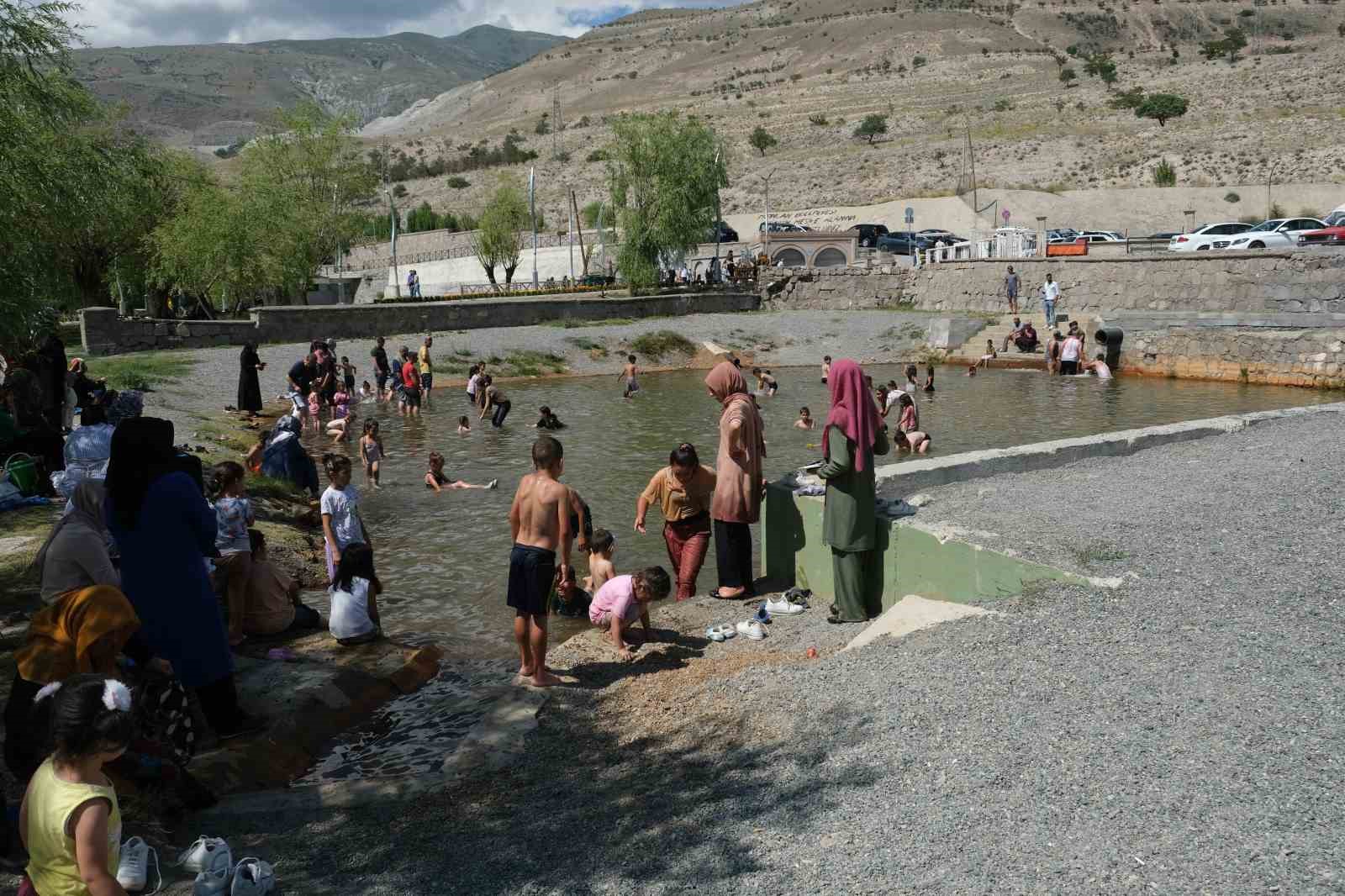Sıcaktan bunalan &ccedil;ocuklar havuzda serinledi
