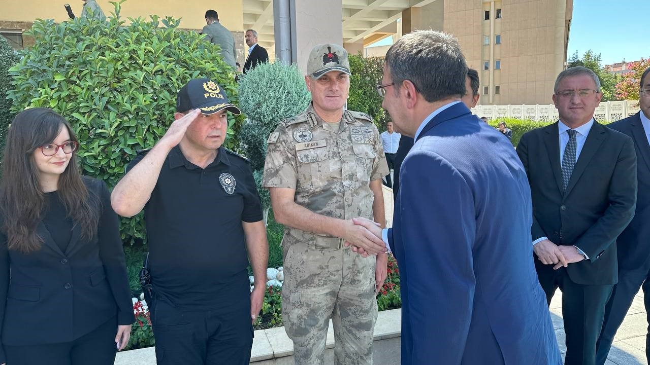 Cumhurbaşkanı Yardımcısı Cevdet Yılmaz Gaziantep Valiliği’ni ziyaret etti
