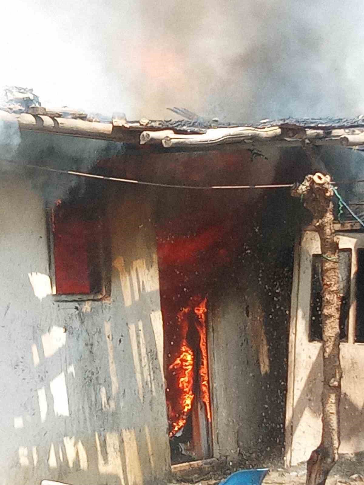 Köy evinde çıkan yangın Jandarma tarafından söndürüldü
