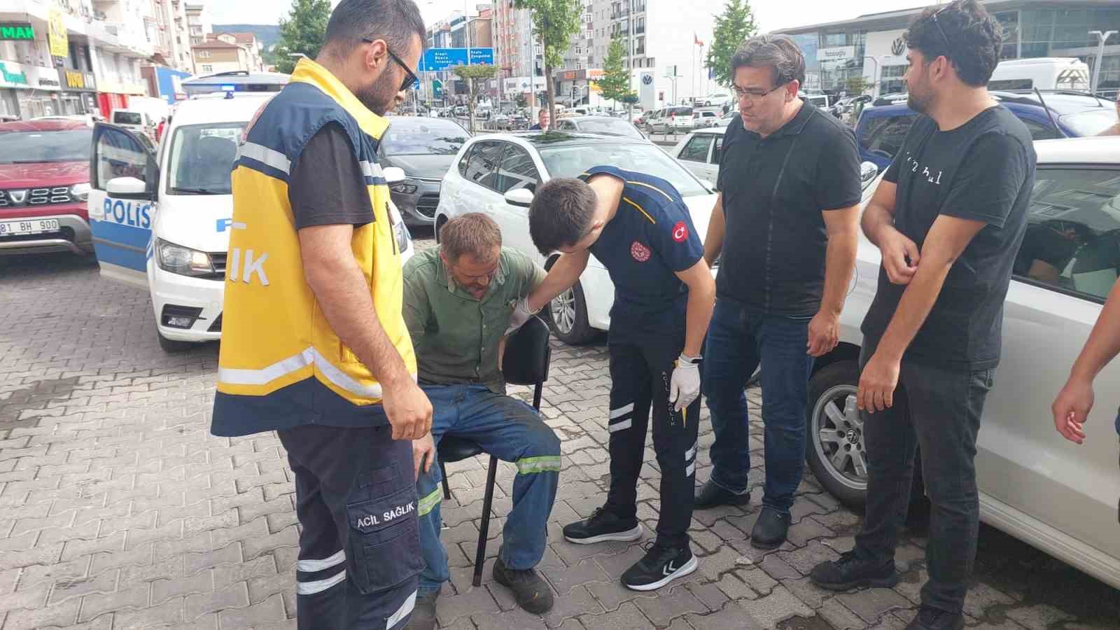 Motosiklet yayaya &ccedil;arptı: 2 yaralı
