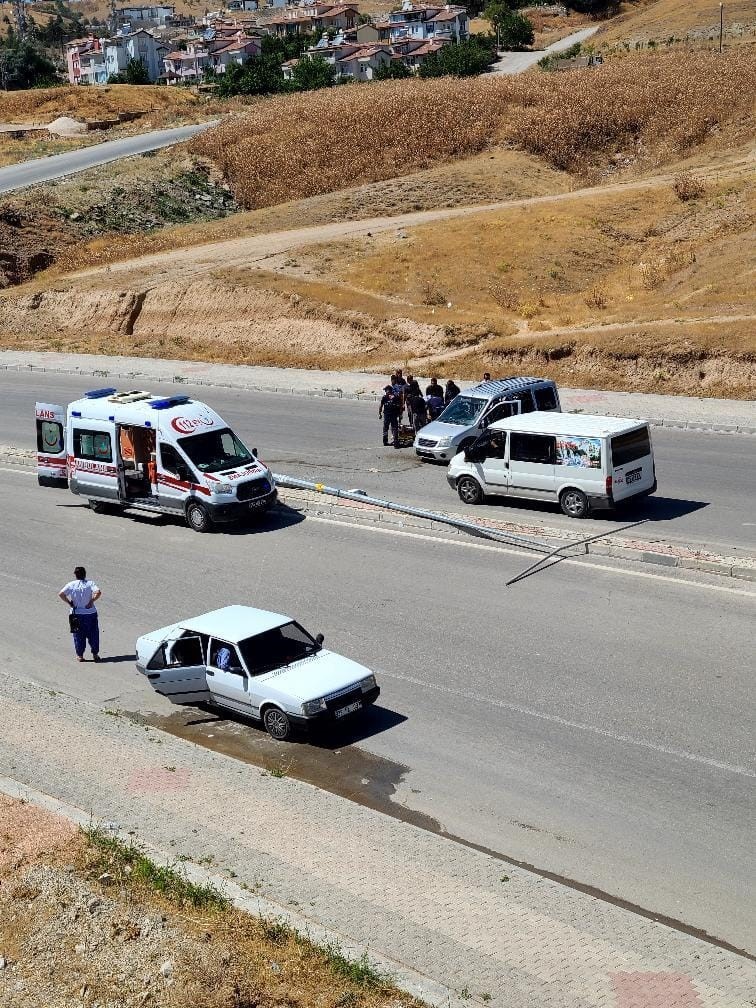 Hafif ticari araç aydınlatma direğini yıktı: 1 yaralı