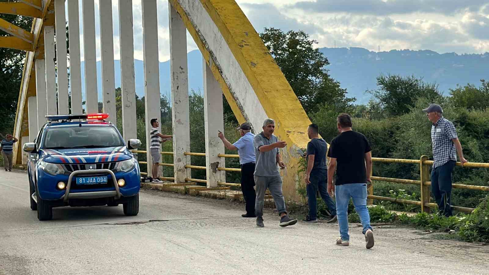 Balık tutarken Melen Çayı’na düştü, 3 kilometre sürüklenen şahsı ekipler kurtardı