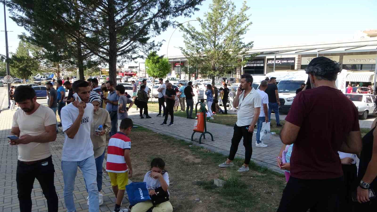 Malatya’da iki depremin ardından vatandaşlar sokağa döküldü 