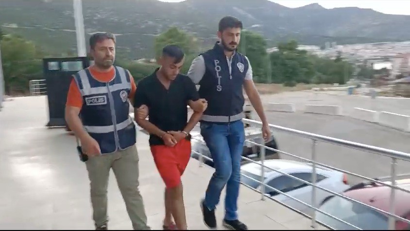 34 yıl kesinleşmiş cezası bulunan hırsız &ouml;nce kameraya sonra polise yakalandı
