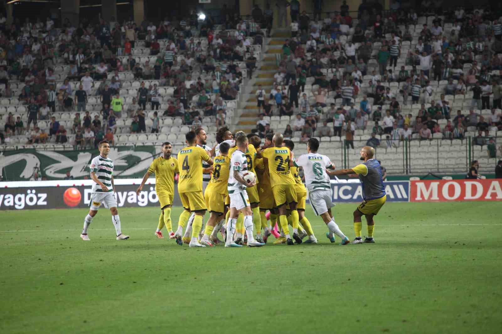 Konyaspor - İstanbulspor maçının son dakikalarında tartışma çıktı
