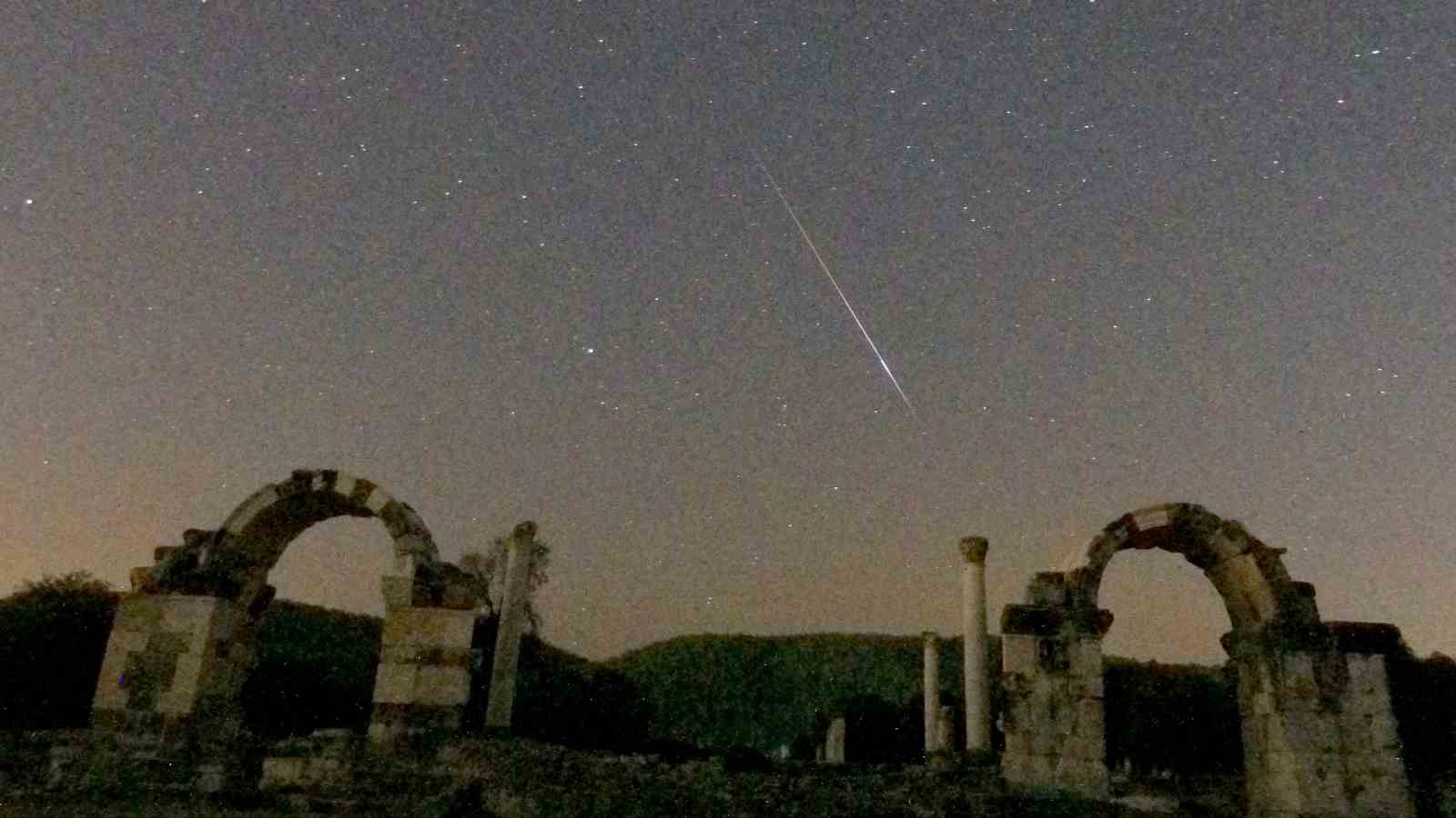 3 bin yıllık Stratonikeia antik kentinde meteor yağmuru ş&ouml;leni b&ouml;yle g&ouml;r&uuml;nt&uuml;lendi
