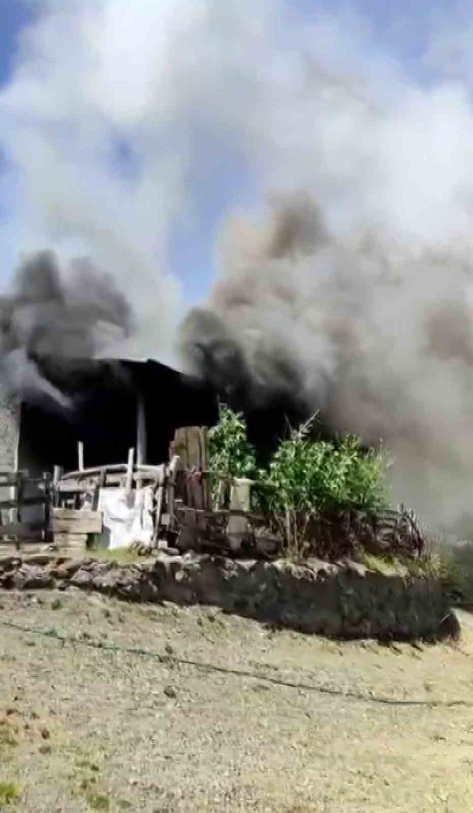 Yayla evi alev alev yandı, o anlar cep telefonu kamerasına yansıdı
