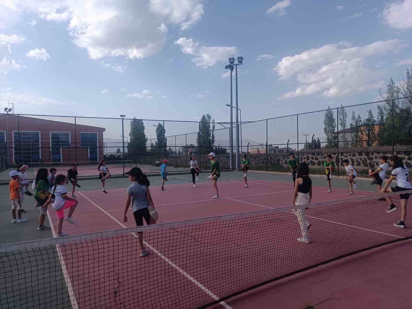 Ağrı&rsquo;da GSB Spor Okulları projesi kapsamında &ouml;ğrencilere spor eğitimi veriliyor
