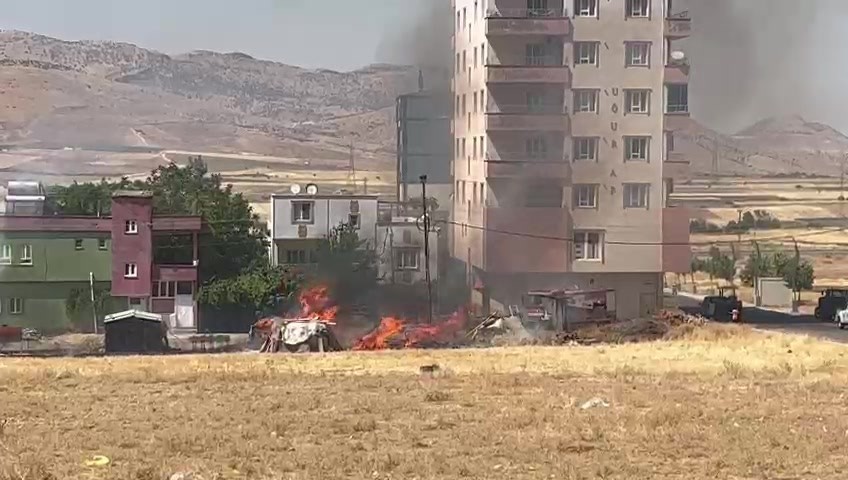 Gerc&uuml;ş&rsquo;te boş arazide &ccedil;ıkan yangın itfaiye ekiplerince s&ouml;nd&uuml;r&uuml;ld&uuml;
