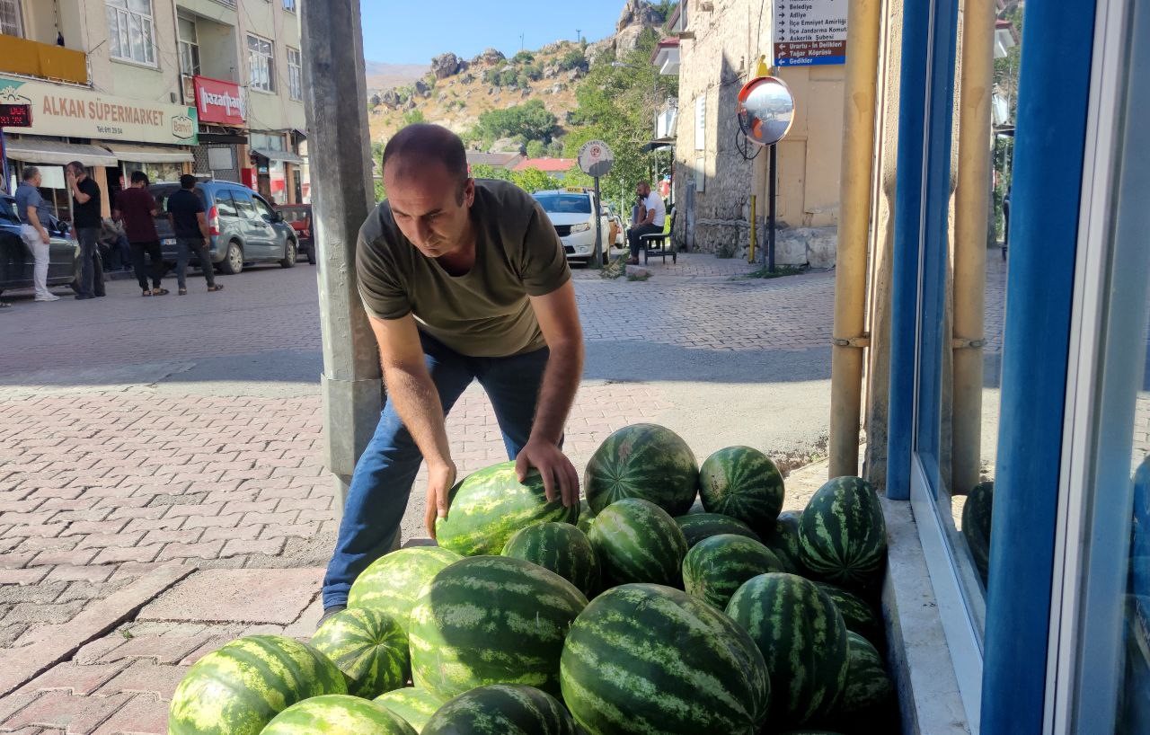 ’Hıdıroz’ karpuzu tezgahlardaki yerini aldı
