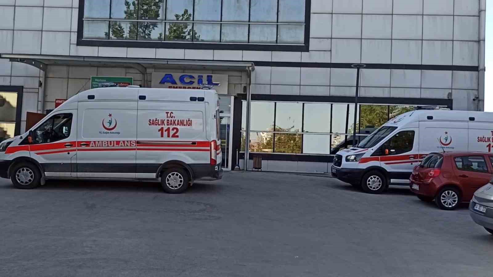 Gerc&uuml;ş&rsquo;te iki aileden 10 kişi zehirlenme ş&uuml;phesiyle hastaneye kaldırıldı
