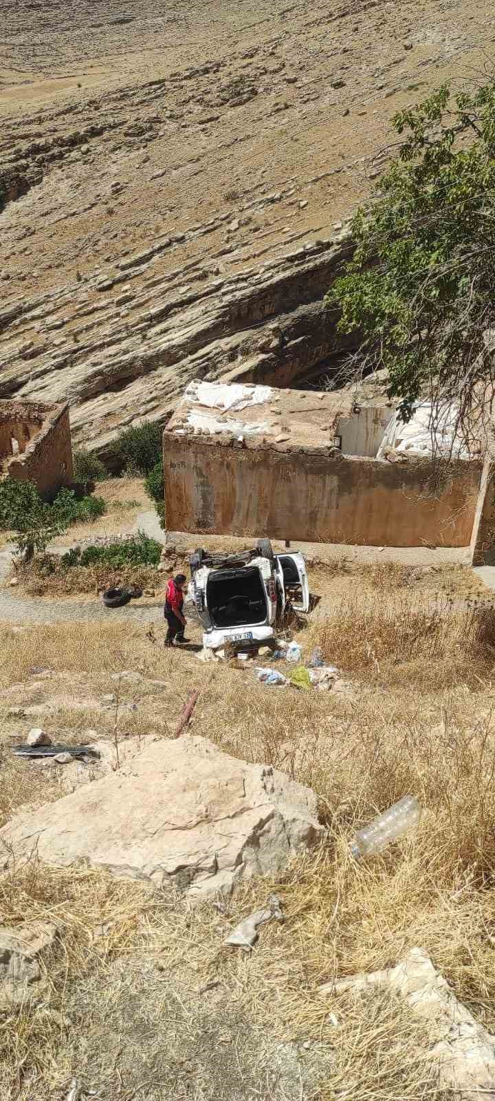 Mardin’de hafif ticari araç şarampole yuvarlandı: 10 yaralı