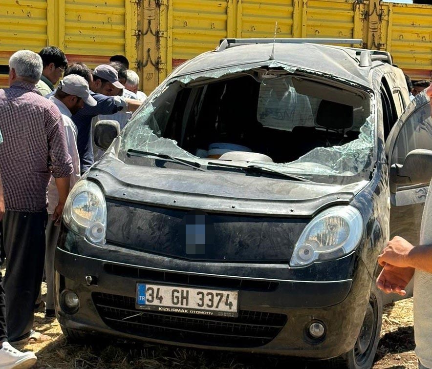 Mardin&rsquo;de kontrolden &ccedil;ıkan hafif ticari takla attı: 2 yaralı
