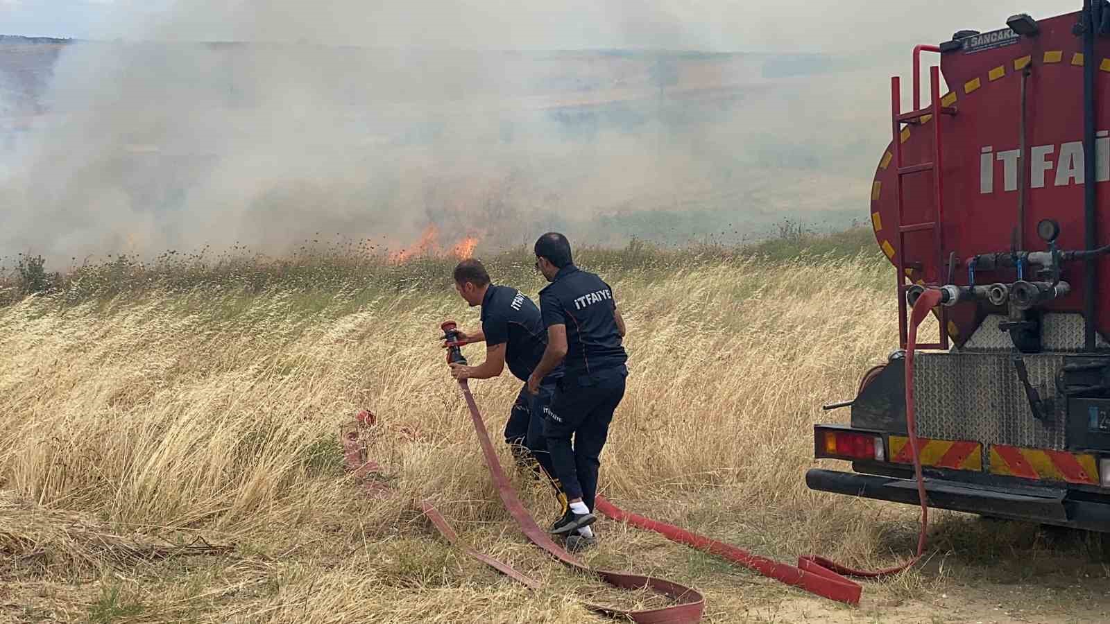 Otluk alanda &ccedil;ıkan yangın, evlere ulaşmadan s&ouml;nd&uuml;r&uuml;ld&uuml;
