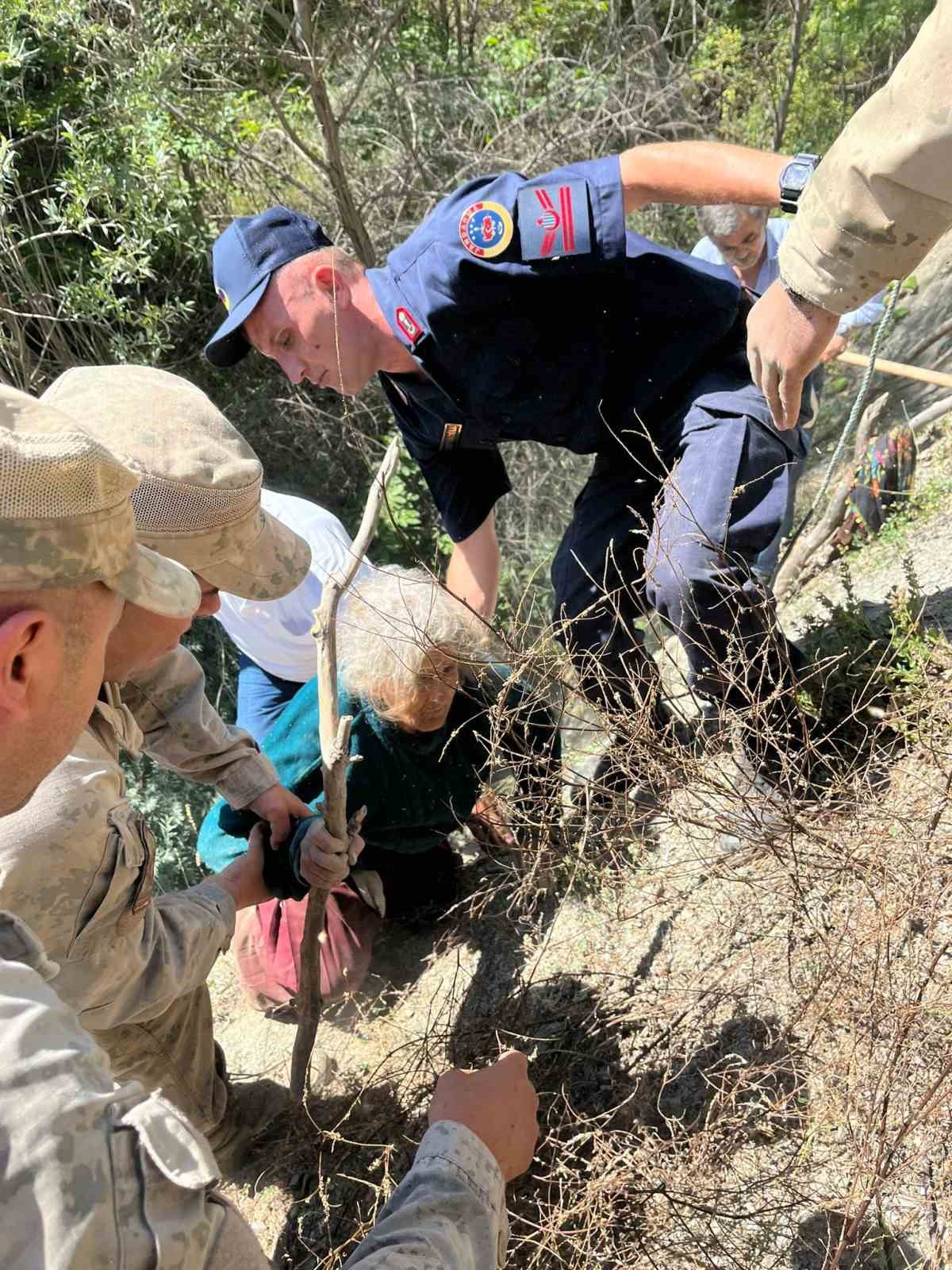 Ormanda kaybolan yaşlı kadın 20 saat sonra bulundu