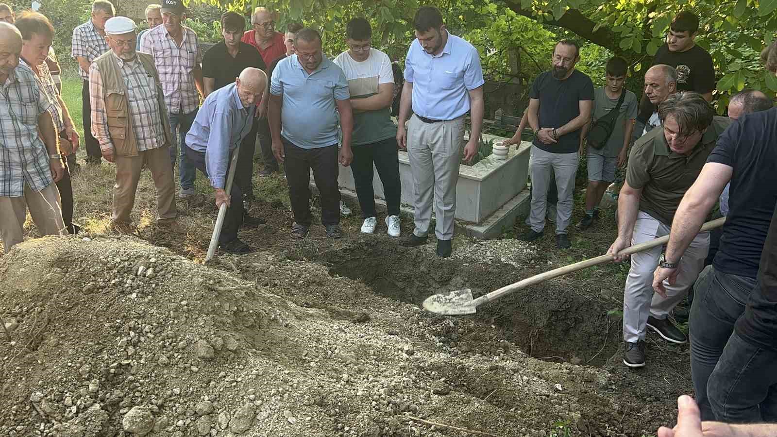 Zonguldak&rsquo;ta kızı tarafından vahşice katledilen anne toprağa verildi
