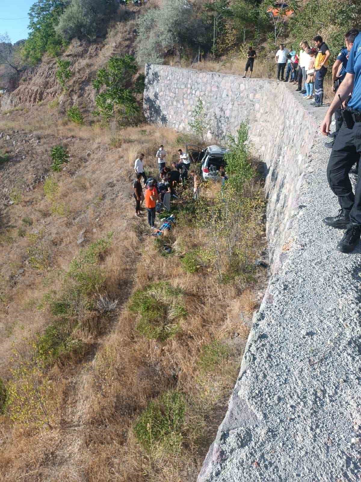 &Ccedil;ankırı&rsquo;da otomobil şarampole yuvarlandı: 7 yaralı 