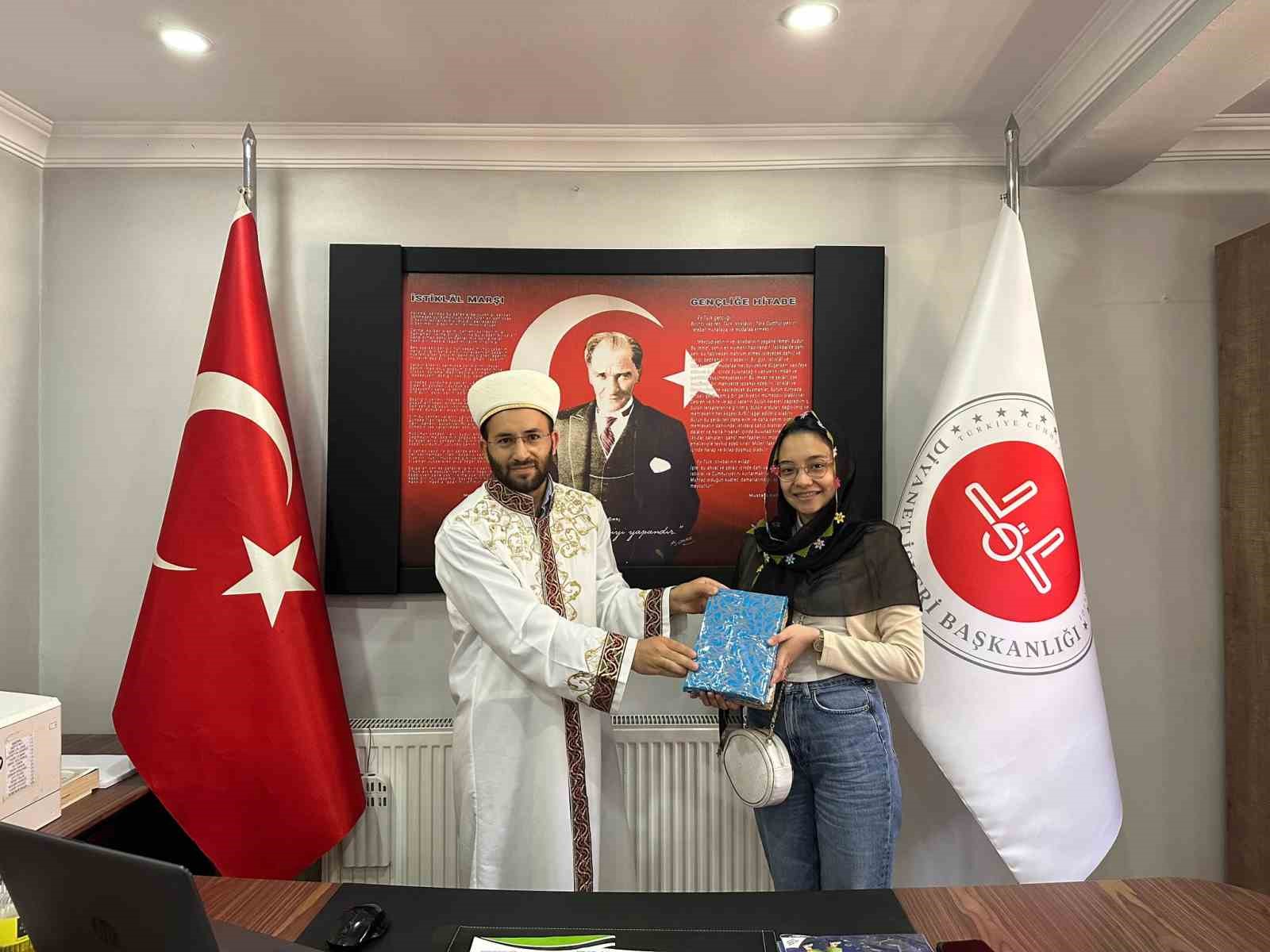 Filipinli gen&ccedil; kız M&uuml;sl&uuml;man odu
