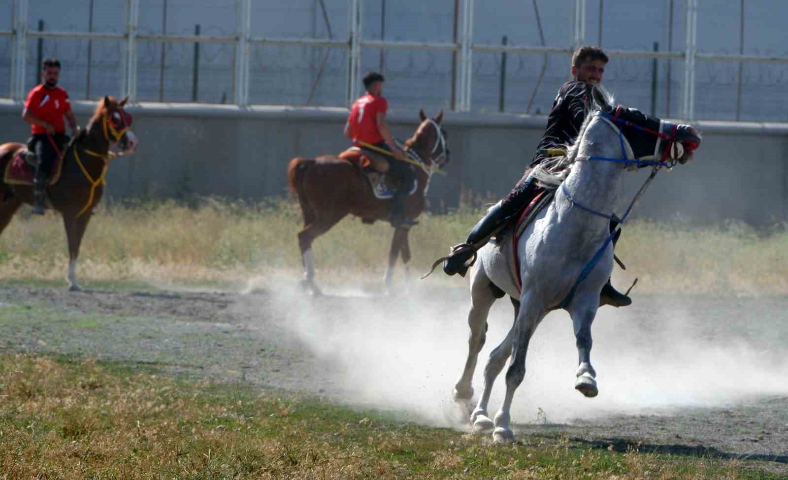 Ciritçiler tozu dumana kattı