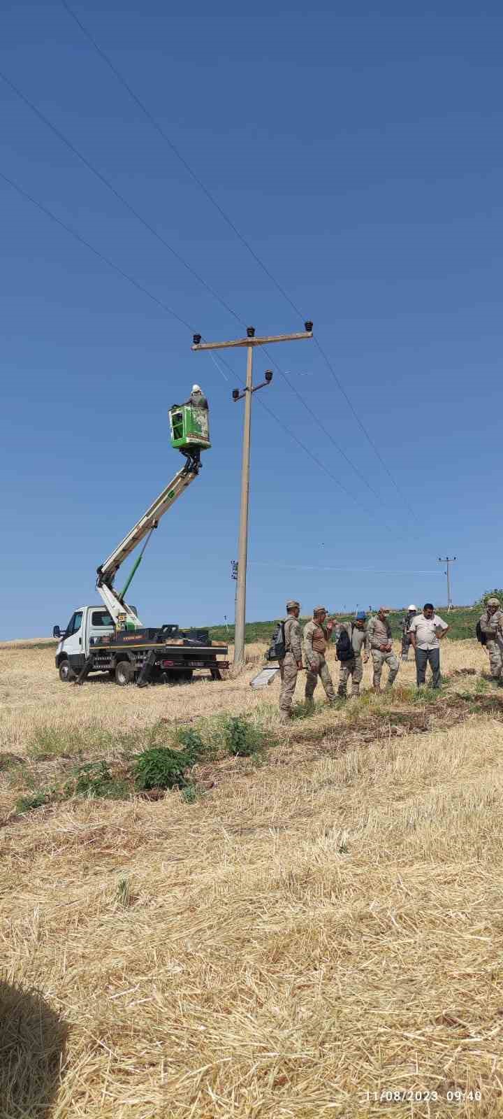 Mobil ve kaçak trafo kullanan şahıslardan enerji şirketi personeline taşlı saldırı
