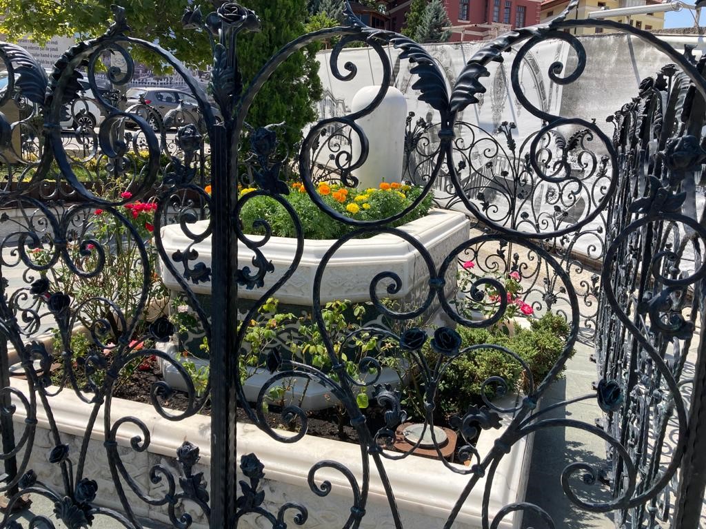 Ankara yollarındaki t&uuml;rbeler g&ouml;renleri hayrete d&uuml;ş&uuml;r&uuml;yor
