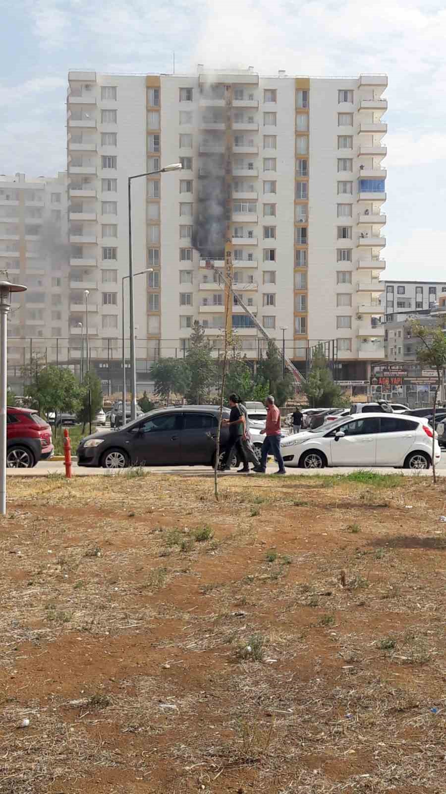 Mardin’de apartmanın 5’inci katında yangın paniği 