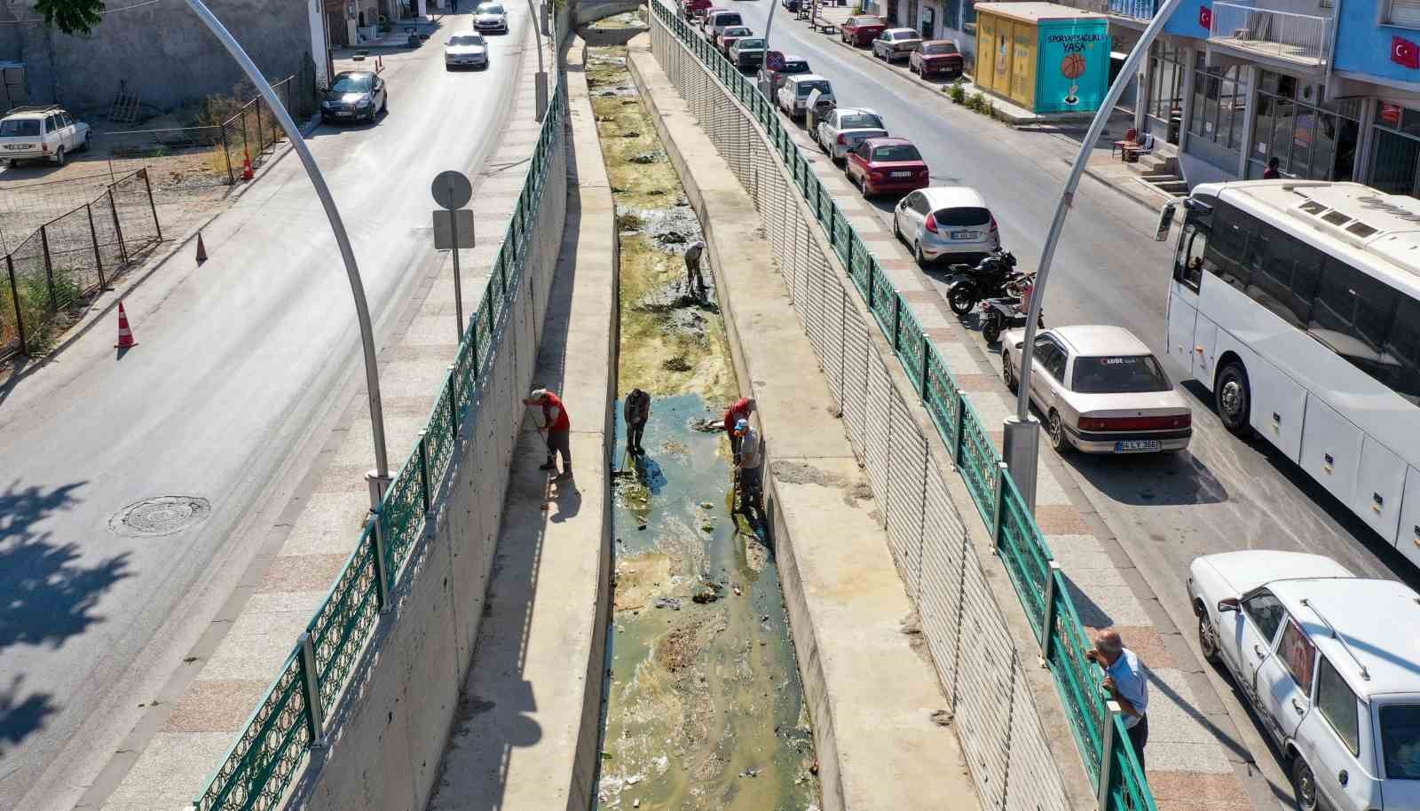Uşak’ta belediye ekipleri Dokuzsele Deresini temizledi