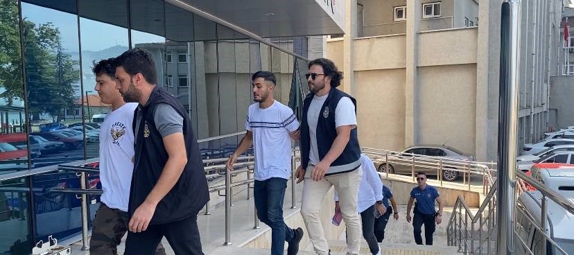 "Sazan sarmalı" y&ouml;ntemiyle 695 bin TL dolandırdılar
