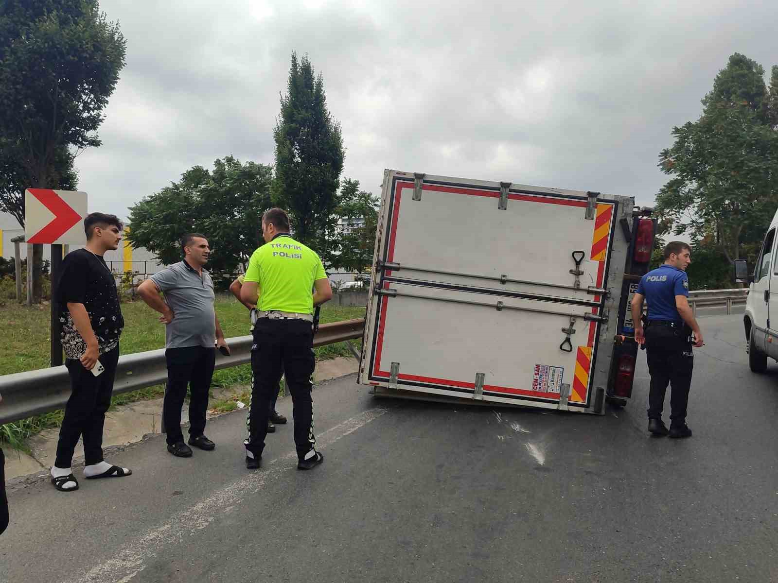 Bahçelievler’de virajı alamayan kamyonet yan yattı: Kaza sonrası sürücü kaçtı