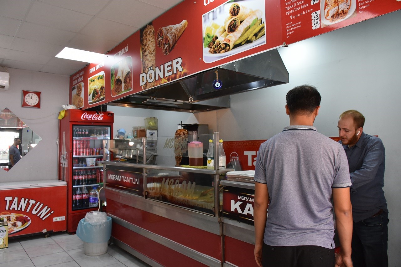 Basra sıcakları en &ccedil;ok d&ouml;nerci ustalarını zorluyor
