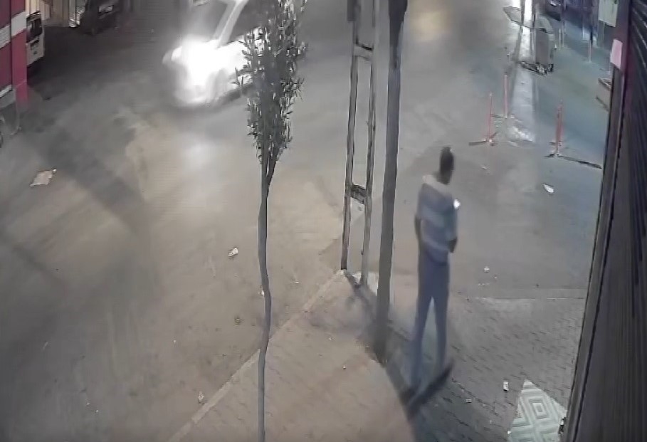 En işlek caddede motosikletli iki kişi telefonunu alıp kaçtı
