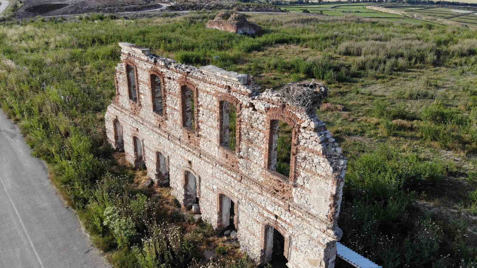 Edirne&rsquo;de tarihi Asker Hastanesi&rsquo;nin duvarı yıllardır leyleklere yuva oluyor
