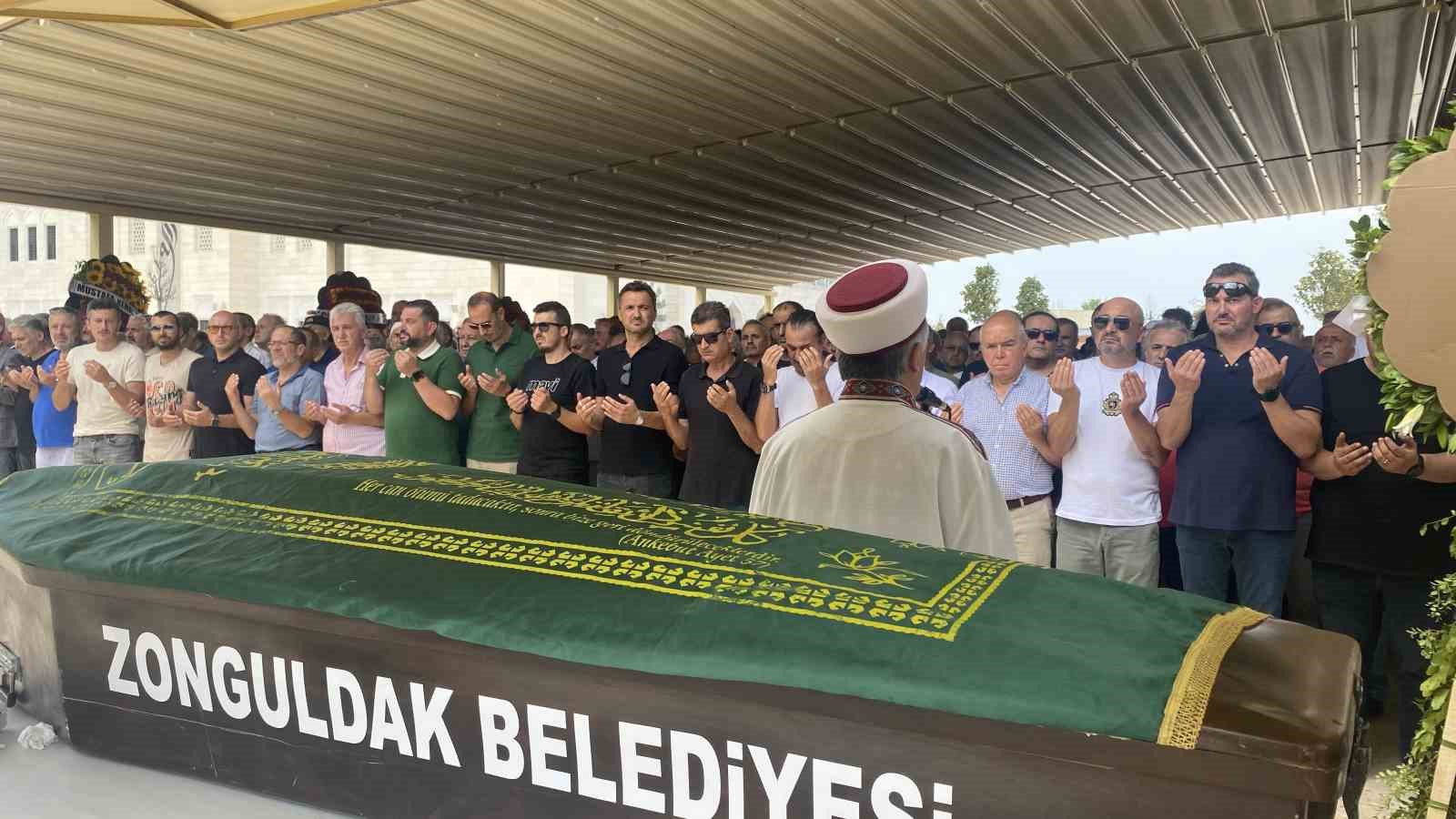 Balık avlamak için girdiği suda hayatını kaybeden adam son yolculuğuna uğurlandı
