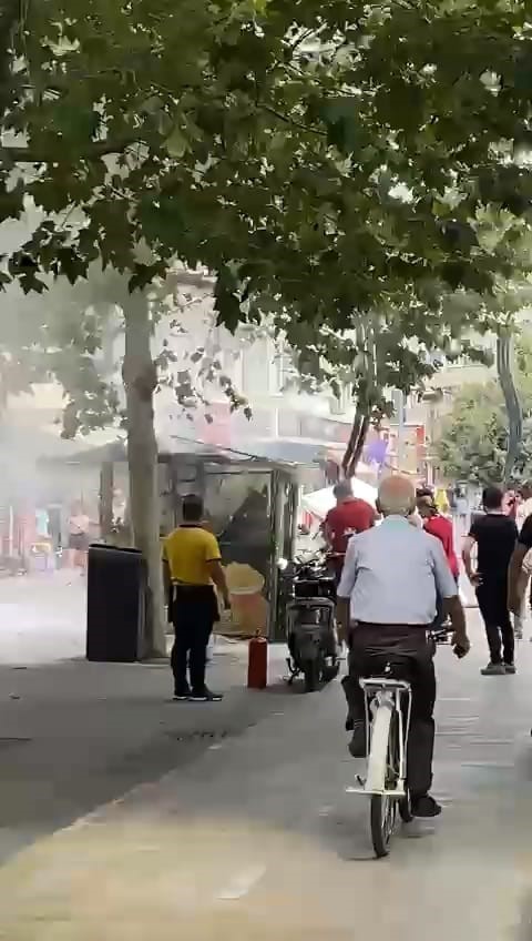 Ekmek teknesi alev alev yandı: Kendisi söndürdü
