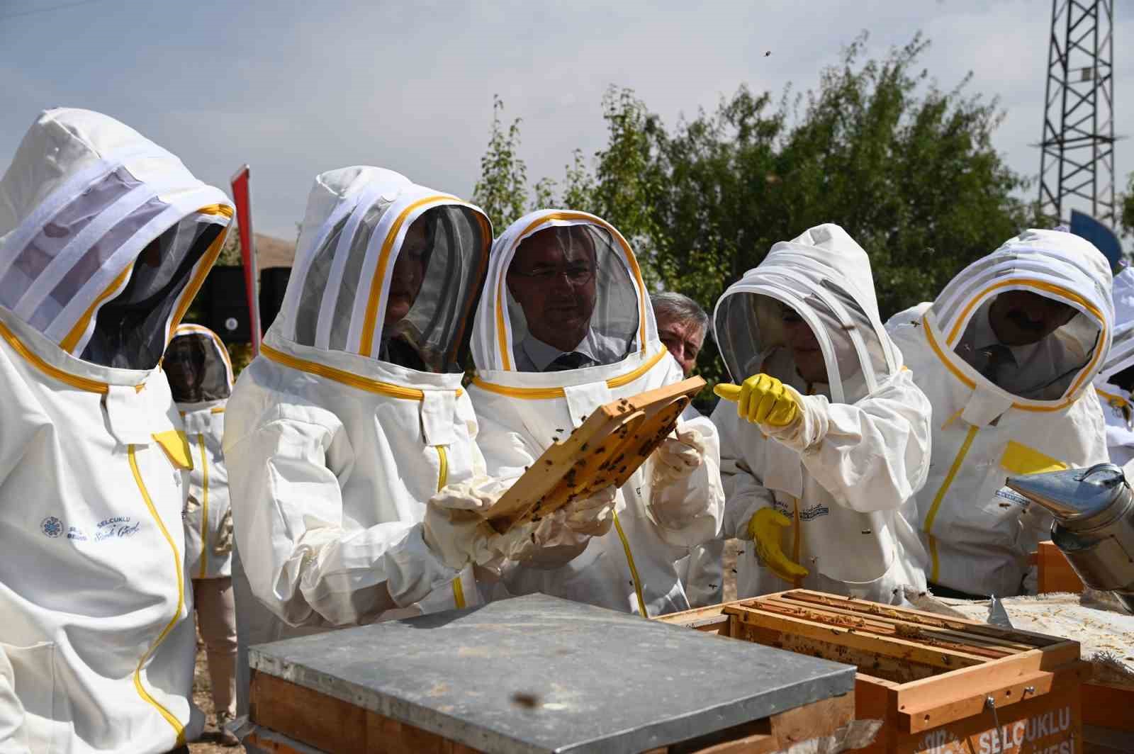 Konya’da Arılı Kovan Desteği Projesi’nde ilk hasat yapıldı