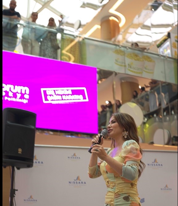 Nissara AVM&rsquo;de Şarkıcı Lara r&uuml;zgarı esti
