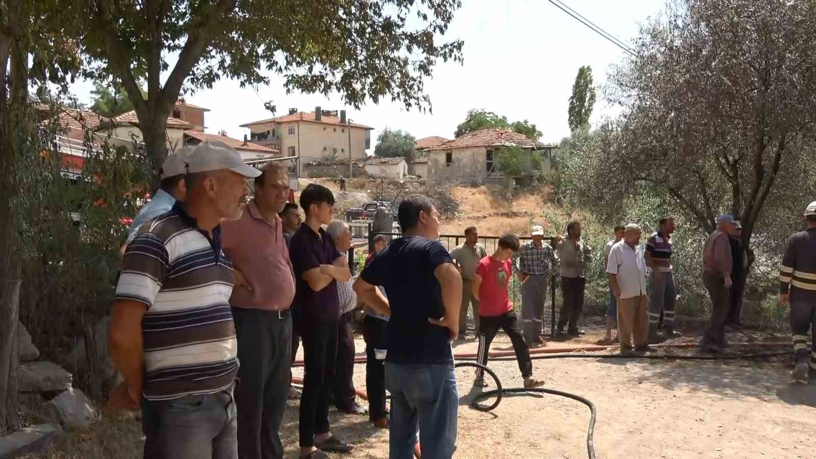 Garajda çıkan yangın, tarım malzemelerini küle çevirdi
